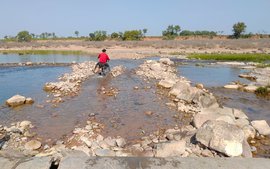 अकाल बारिश व बाढ़ के ख़तरों से घिरे सूंढ़ के निवासी