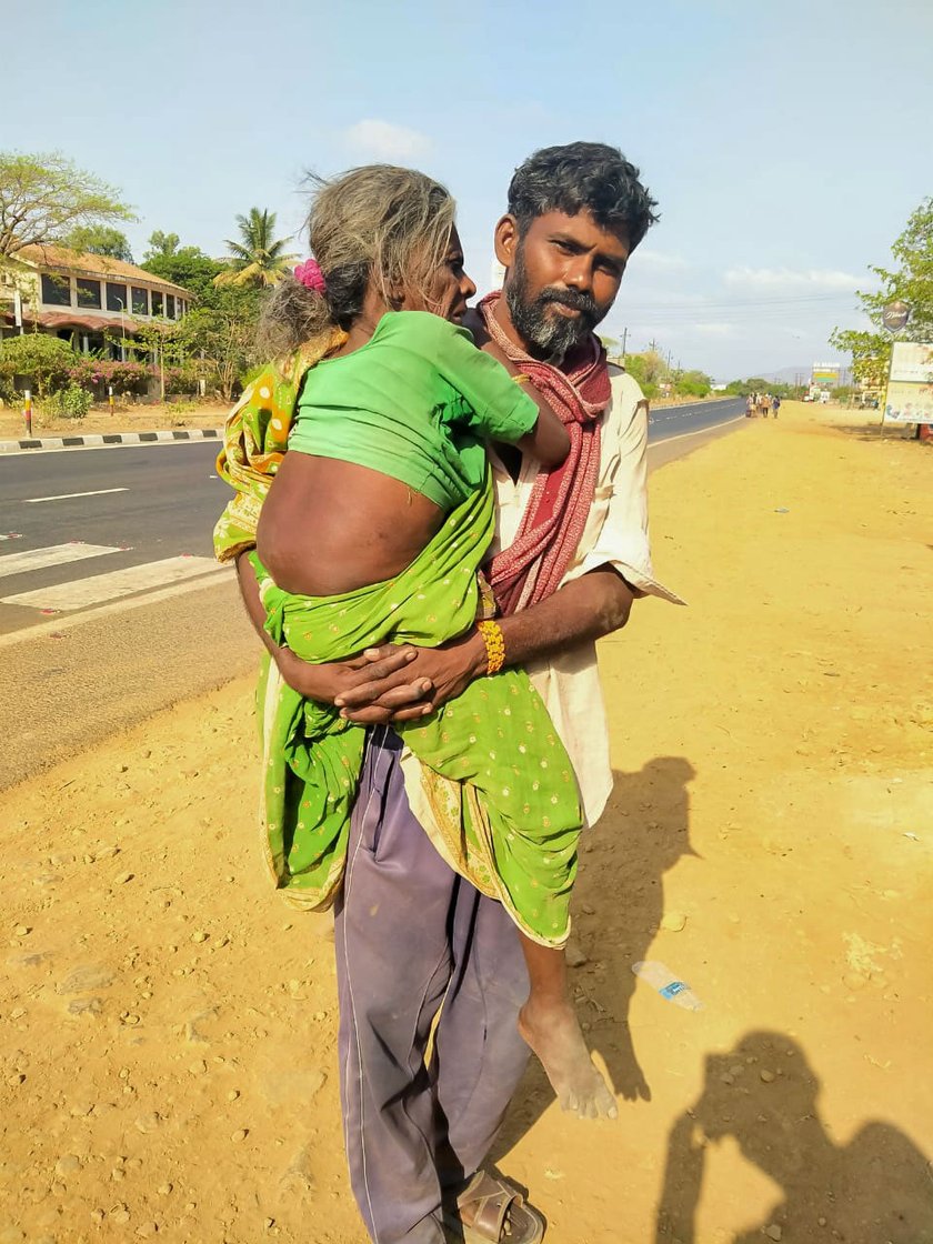 The man, Vishwanath Shinde, a migrant worker, carrying his aunt Bachela Bai on the Mumbai-Nashik Highway, was journeying from Navi Mumbai to Akola in Vidarbha. The artist, Labani Jangi, saw this scene in a report by Sohit Mishra on 'Prime Time with Ravish Kumar' (NDTV India), on May 4, 2020. The text from Labani was told to and translated by Smita Khator