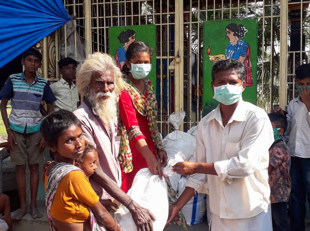 Vanavil school's volunteers are delivering groceries to 1,228 families from extremely marginalised groups in Arasur hamlet and villages of Nagapattinam block
