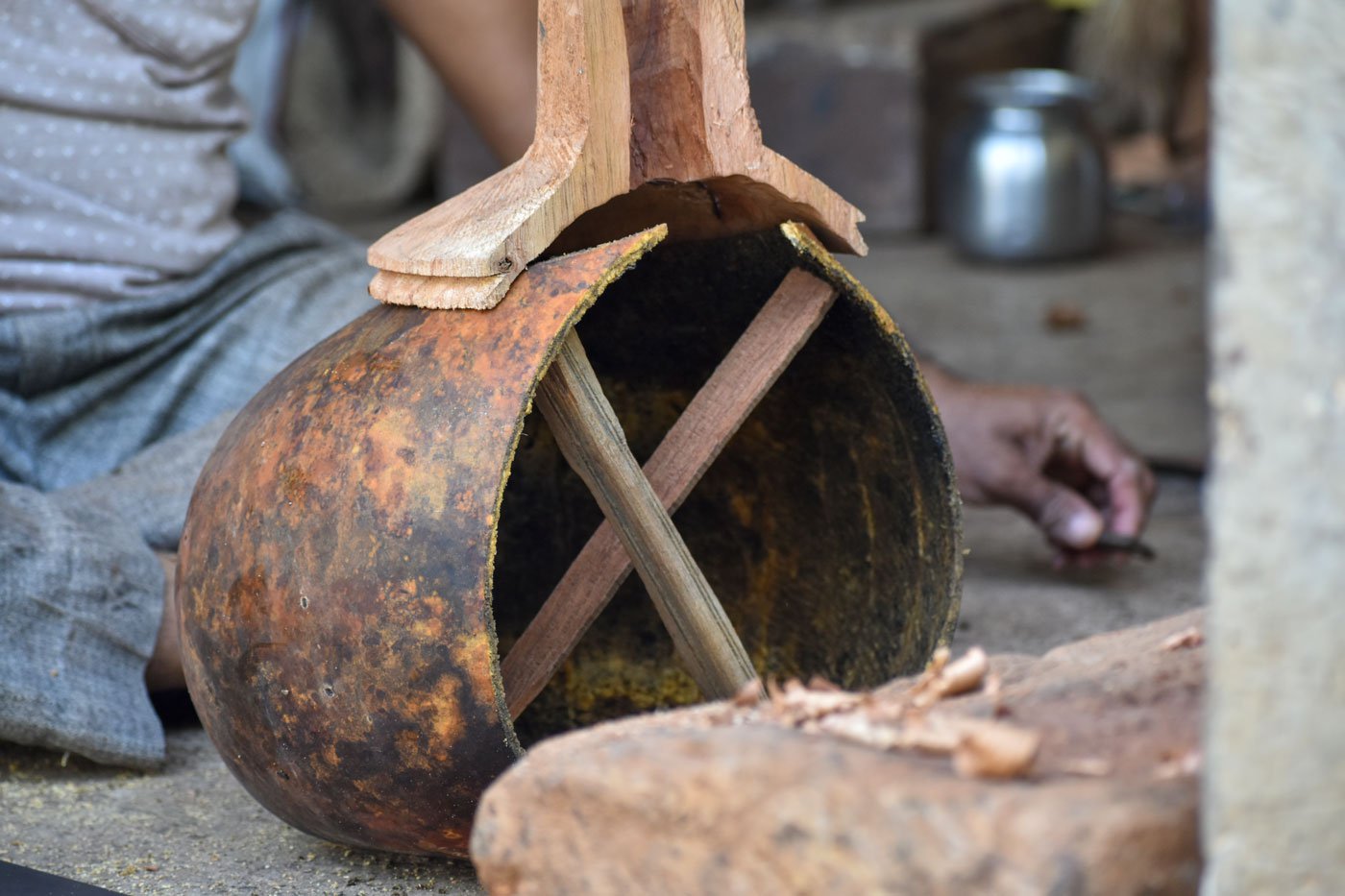 Right: The gourd is cut into the desired shape and fitted with wooden sticks to maintain the structure