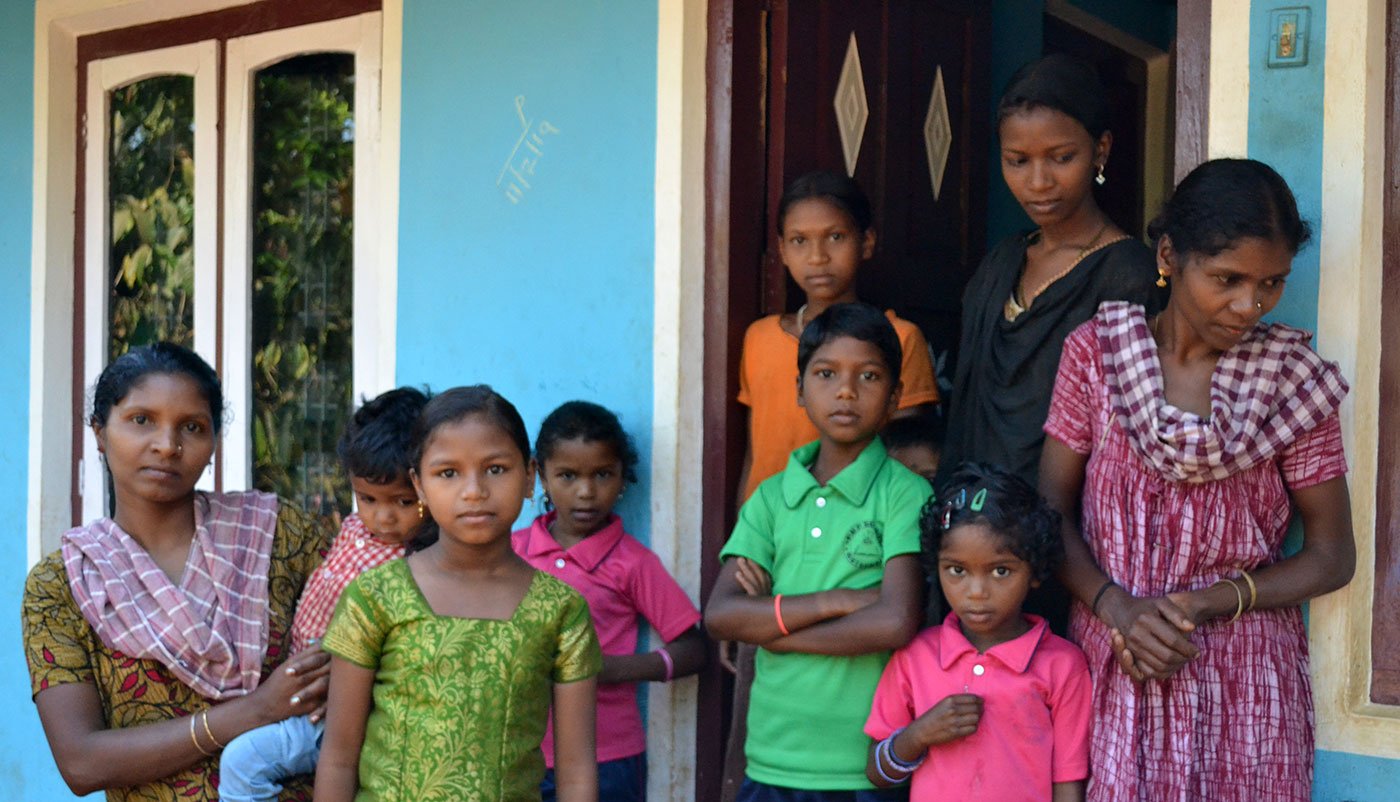 Shantini, 32 (left), is a Kattunayakan adivasi who lives with her relatives in Machikoli, a village in Devarshala taluk right next to the Mudumalai Tiger Reserve in Tamil Nadu’s mountainous Nilgiris district.
