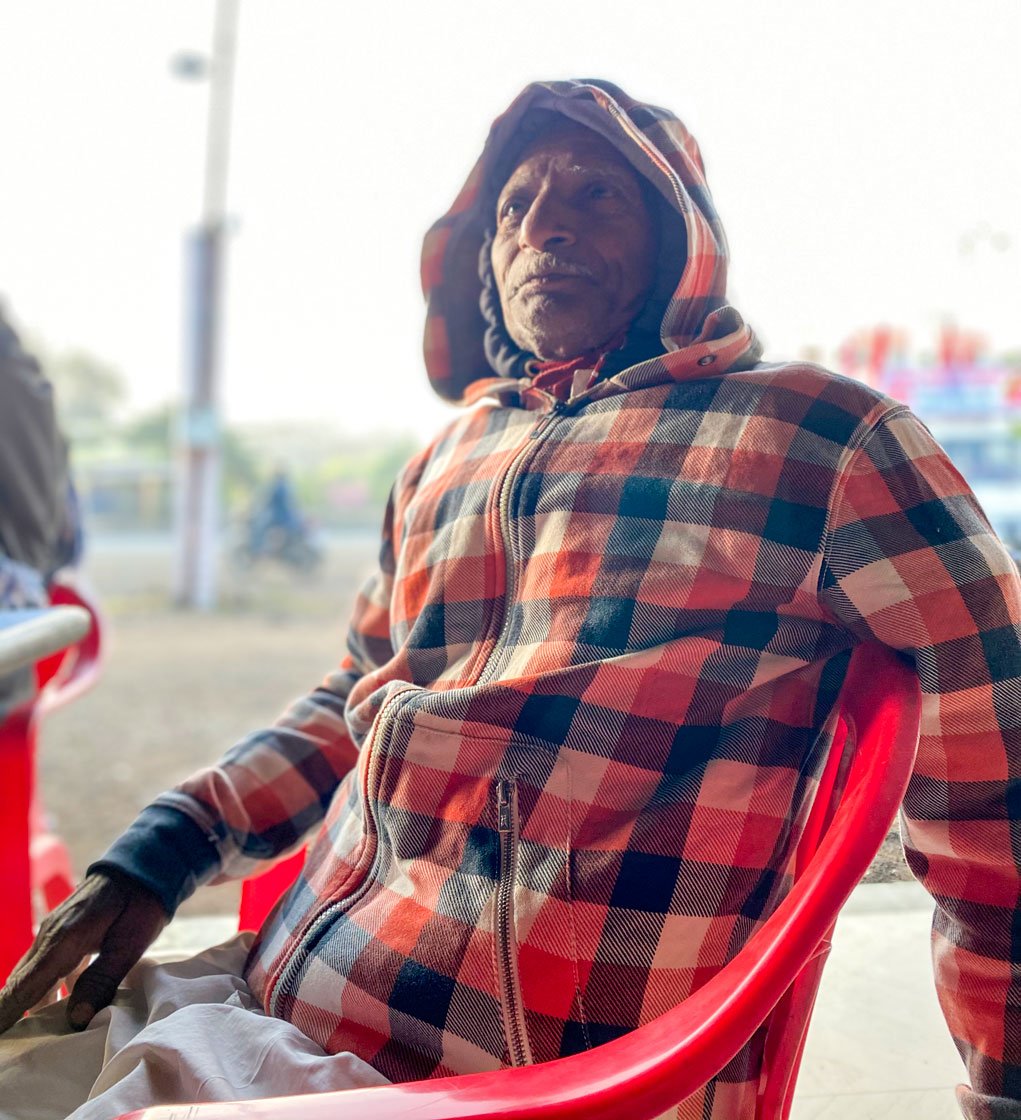 Narayan Gaikwad, 72, of Jambhali village in Shirol taluka of Kolhapur district, says “Until there is a revolution, farmers will not prosper." He owns three acres of land where he grows sugarcane. “We are going to Delhi not only for our Punjab farmers but also to protest against the new laws,” he adds. “In our village we need a lot of water for the sugarcane farms, but the electricity supply is only for eight hours.” On four days of the week the village has electricity during the day, and for three days at night. “It gets very difficult in winter to water the sugarcane fields at night and we are unable to cultivate,” Gaikwad says.