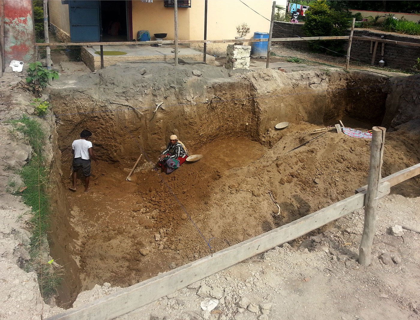 2 labourers working on a construction site