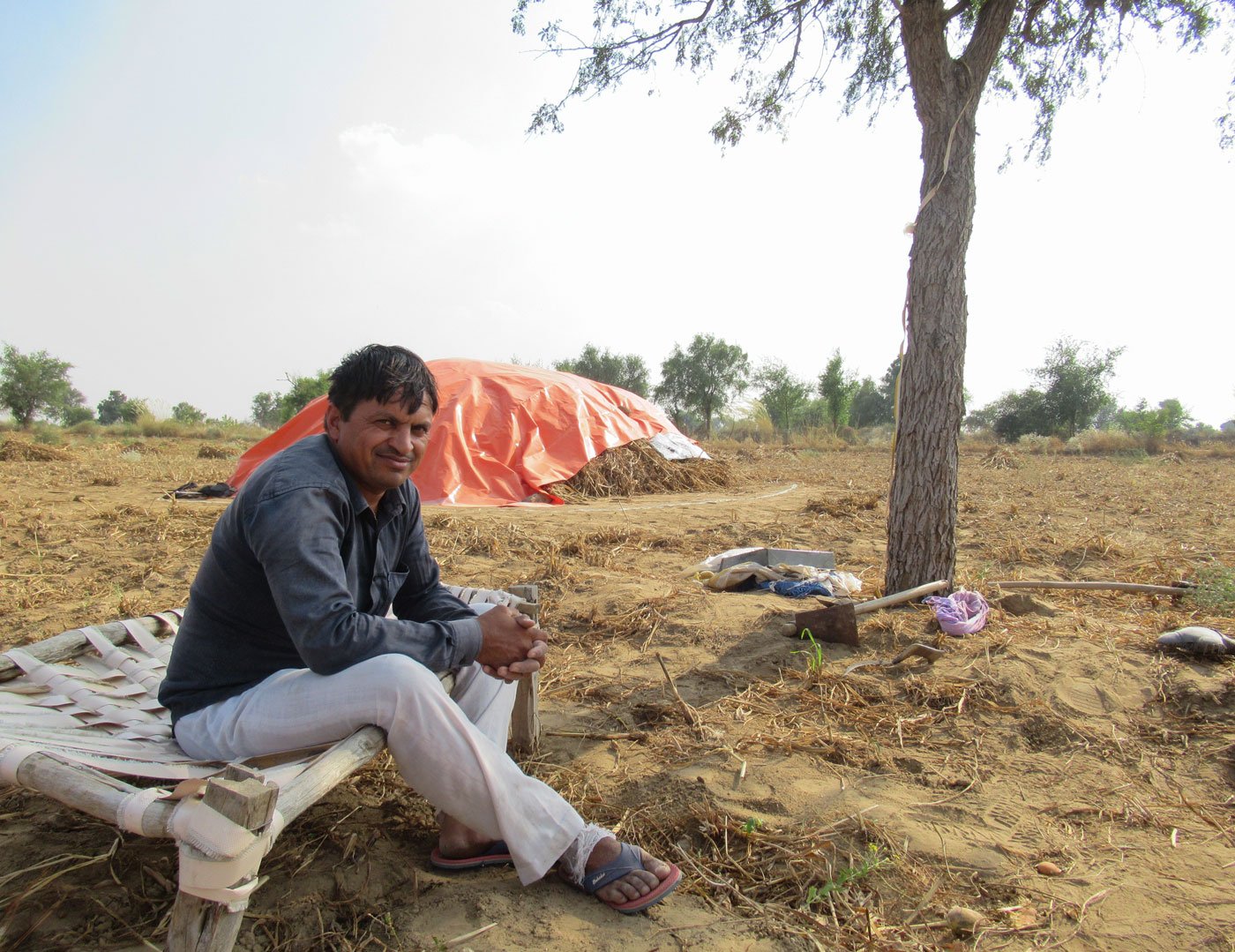 Left: Dharampal Saharan of Gajuvas village says, 'I am not sowing chana because there is no rain after September'. Right: Farmers in Sadinsar village speak of the changing weather – Raghubir Bagadiya (also a retired army captain), Narain Prasad (former high school lecturer) and Shishupal Narsara (retired school principal)