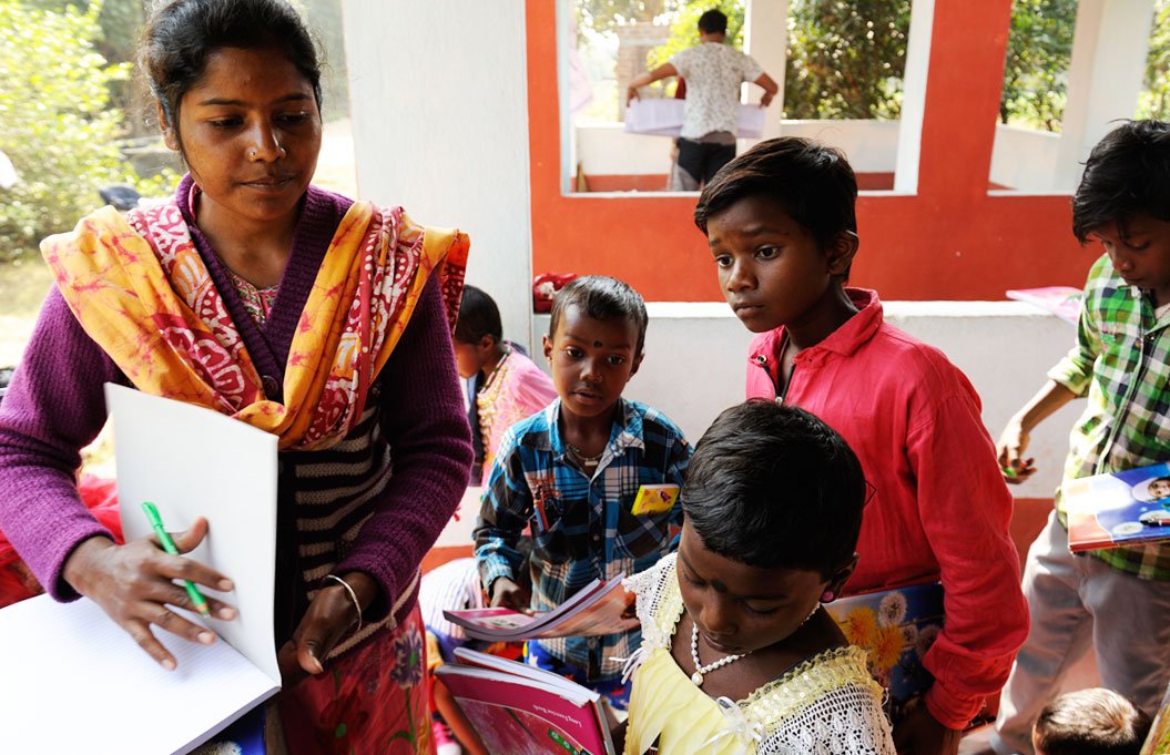 Students line up to have their homework reviewed by Mala Hansda, one of the teachers in Murmu’s school. Mala is from Chatna town and has done a Master’s degree in Philosophy from Bankura University. She is now preparing to take an exam that recruits government employees. Meanwhile, the Rs. 2000 salary she earns at Rebadi’s school helps her move along