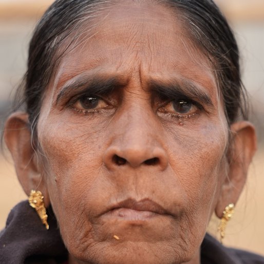 Simarti Devi is a Street vendor (sells cigarettes, <em>gutkha</em>, water bottles) from Rajapur, Patna Sadar, Patna, Bihar