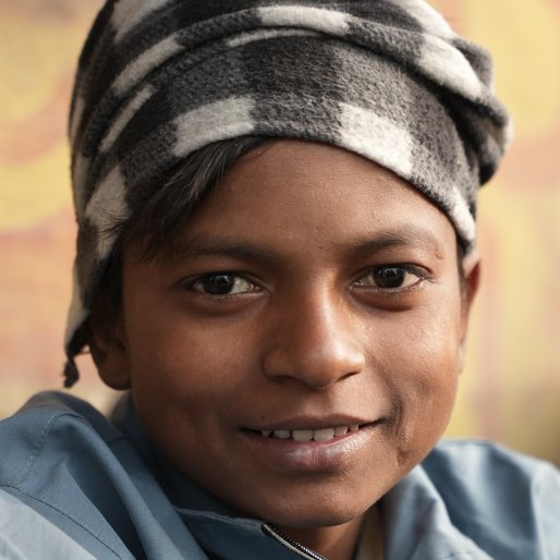 Heera is a Works at a <em>dhaba</em> [roadside restaurant] from Dharahra, Paliganj, Patna, Bihar