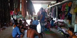 തറികൾക്കരികിലെ മുറികളിൽ ജീവിക്കുമ്പോൾ