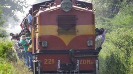 ৰেলত তিনিজন শ্ৰমিকৰ সৈতে কথোপকথন