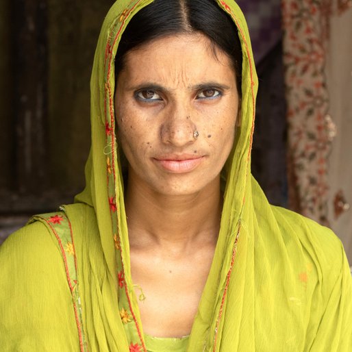 Nisha is a <em>Zari</em> and <em>Zardosi</em> embroider and homemaker from Chandoi, Marori, Pilibhit, Uttar Pradesh
